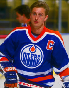 1987:  Center Wayne Gretzky of the Edmonton Oilers looks on during a game against the Los Angeles Kings at the Great Western Forum in Inglewood, California. Mandatory Credit: ALLSPORT USA  /Allsport